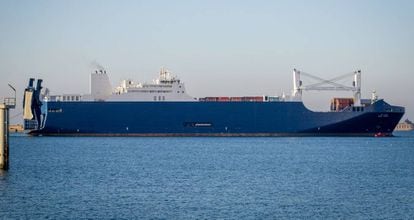 El buque saudí 'Bahri Yanbu', sospechoso de trasportar armas, el pasado jueves en el puerto de Cherburgo (Francia).