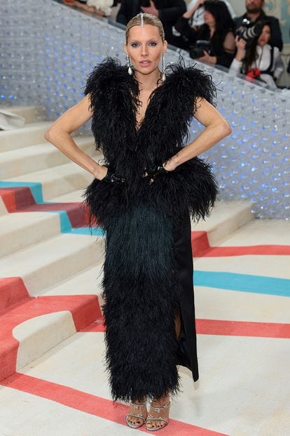 La actriz Sienna Miller, de Gucci, se decantó por el negro y por las plumas, grandes protagonistas de la gala de este año.