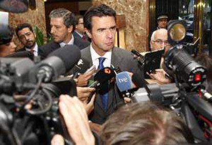 El ministro de Industria, José Manuel Soria, contesta a las preguntas de los periodistas.