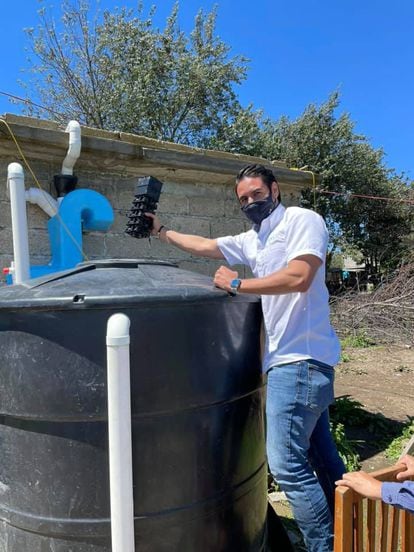 Un hombre utiliza el sistema Ion Ag+, sistema que trata el agua mediante una reacción de ionización para eliminar las bacterias y los productos químicos residuales.