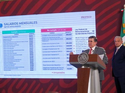 Andrés Manuel López Obrador, Presidente de México, y Ricardo Sheffield Padilla, titular de Profeco, durante la mañanera en Palacio Nacional, el 25 de julio de 2022.