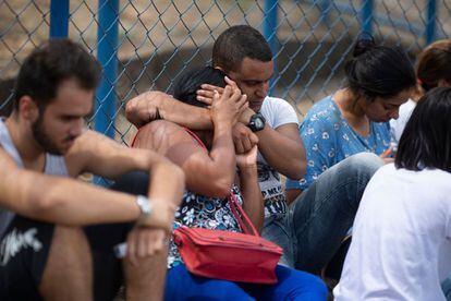 Familiares esperan noticias de sus allegados frente al Centro de Comando de Crisis coordinado por el Gobierno de Minas Gerais en la ciudad de Brumadinho, el 26 de enero.