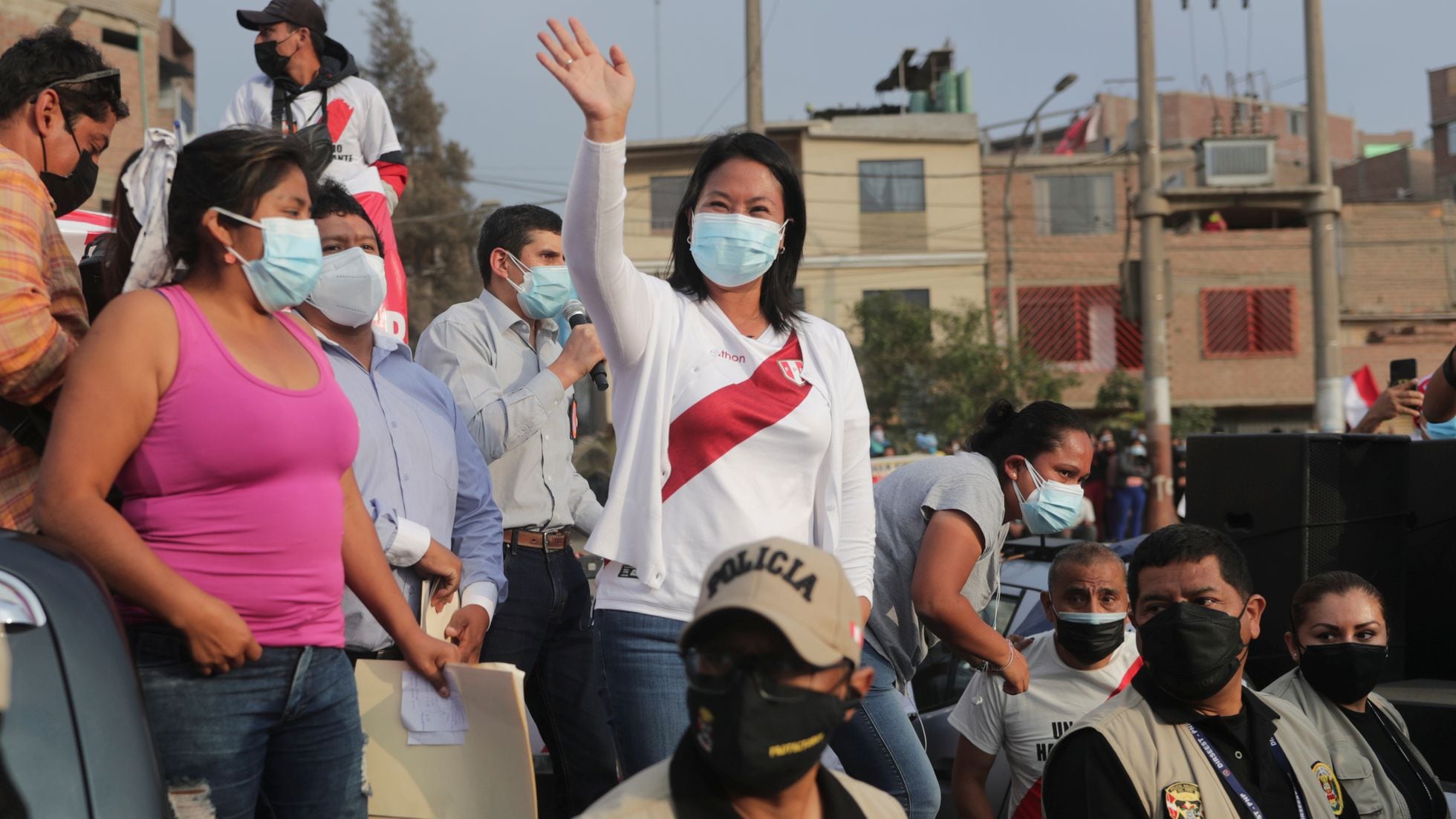 La candidata conservadora Keiko Fujimori, en una reunión con conductores, en Lima.