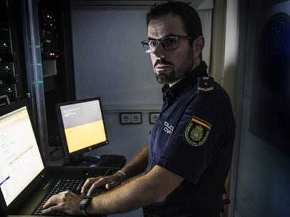 El agente Manuel Guerra analiza el contenido de los servidores en un complejo policial en Madrid. En vídeo, ¿qué es la 'deep web'?