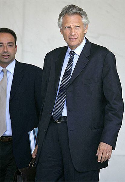 El primer ministro francés, Dominique de Villepin, a su salida del Elíseo tras el Consejo de Ministros.