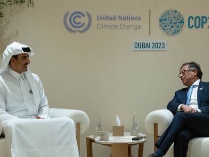 Petro se reúne con el emir de Qatar, Sheikh Tamim bin Hamad Al Thani, el 1 de diciembre durante la COP28 de Dubái.