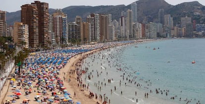 Turistas en la playa de Benidorm (Alicante).