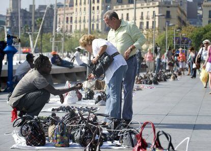 Una pareja compra en el 'top manta'.