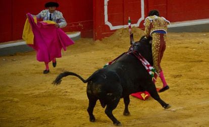 El diestro José Tomás es corneado por el quinto toro de la tarde durante la corrida de la Feria del Corpus en Granada.