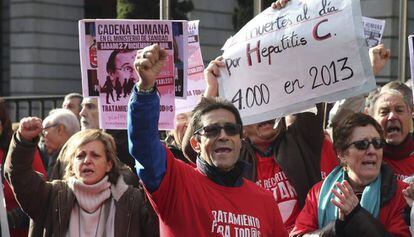 Cadena humana el 2014 per exigir el tractament gratuït a tots els pacients amb hepatitis C.