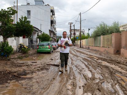 Volos (Greece), 07/09/2023.- A man tries to walk his dog at a rod full of mud after the storm named Daniel in the area of Volos, Magnesia, Greece, 07 September 2023. At least three people died as unprecedented bad weather conditions struck the country (tormenta, Grecia) EFE/EPA/HATZIPOLITIS NICOLAOS
