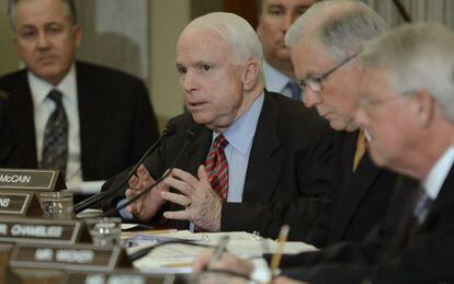 El senador republicano John McCain (c), se dirige a sus compañeros del Comité de Servicios Armados del Senado.