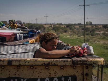 Alrededor de 1500 migrantes centroamericanos y sudamericanos se encuentran varados en el límite de los municipios de Fresnillo y Enrique Estrada luego de que un tren de Ferromex desenganchara los vagones en los que viajaban, en Zacatecas, el 29 de septiembre de 2023..