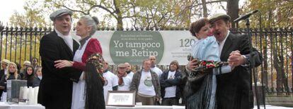 Protesta de los hosteleros de El Retiro por las nuevas condiciones para adjudicarse las contratas de los puestos de bebidas y aperitivos.