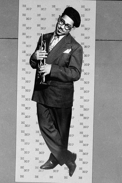 Abajo, el legendario trompetista de <i>bebop </i>Dizzy Gillespie