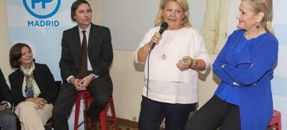 Ángeles Pedraza, con el micrófono, y Cristina Cifuentes, a la derecha, este martes.