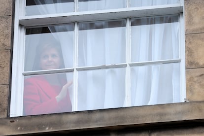 Nicola Sturgeon mira a través de una ventana de Bute House, la residencia oficial de la ministra principal.