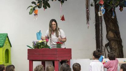 Coni, maestra de la Escuela Infantil Al Cole, de València, con sus alumnos en clase.