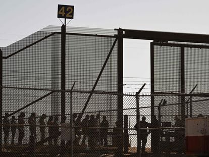 Un grupo de migrantes hace fila en la frontera entre Ciudad Juárez y El Paso, el pasado 11 de mayo.
