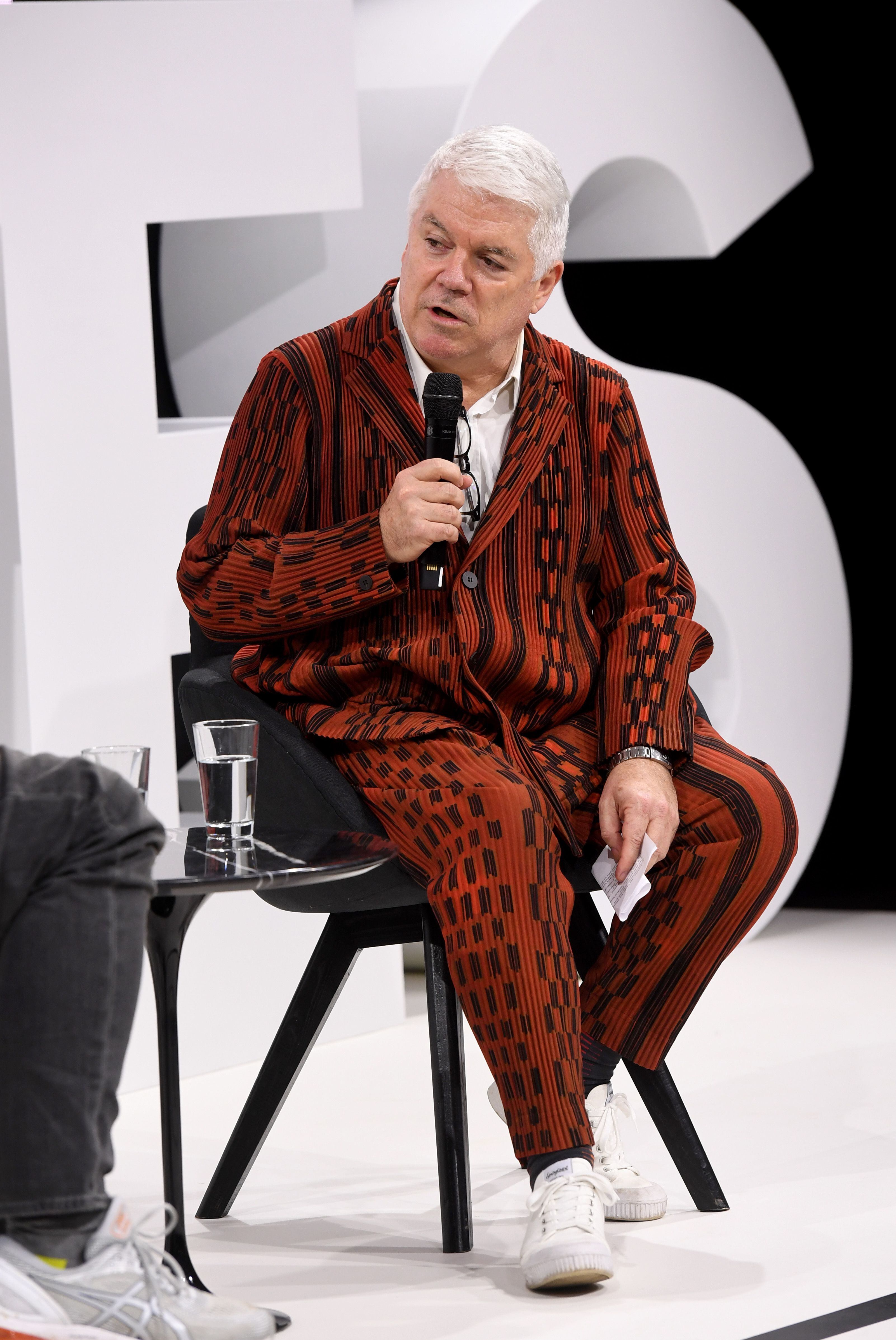 El periodista de moda Tim Blanks, vestido de Miyake durante el simposio organizado por Business of Fashion en noviembre de 2019.  