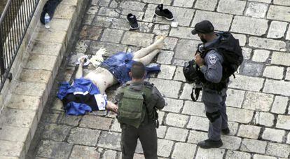 El cuerpo de un palestino abatido tras atacar a dos policías israelíes, en octubre en Jerusalén.