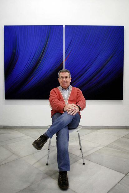 Ignacio Tovar, junto a uno de sus cuadros, en la Galería Rafael Ortiz, en Sevilla.