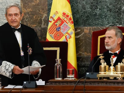 El rey Felipe VI escucha el discurso del presidente interino del Tribunal Supremo Francisco Marín Castán, durante el acto de apertura del Año Judicial el pasado 7 de septiembre.
