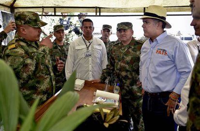El presidente de Colombia, Iván Duque, conversa con militares.