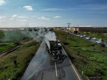 Un tráiler quemado en la carretera federal 54 en Zacatecas, al norte de México, este 27 de agosto.