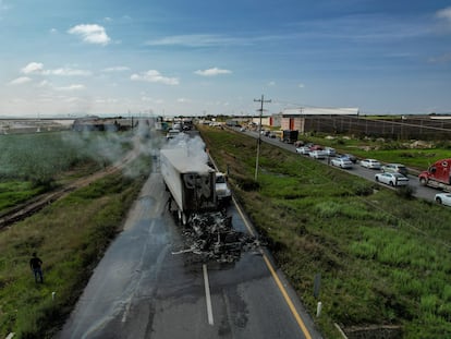 Un tráiler quemado en la carretera federal 54 en Zacatecas, al norte de México, este 27 de agosto.