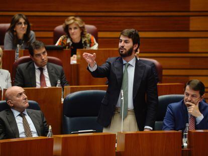 El vicepresidente de la Junta de Castilla y León, Juan García Gallardo (en el centro), durante la sesión plenaria celebrada esta tarde en las Cortes regionales.