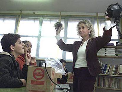 Una profesora israelí enseña a sus alumnos el uso de mascarillas antigás en Jerusalén.
