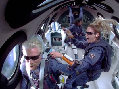 Richard Branson con miembros de la tripulación durante el vuelo espacial del domingo 