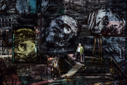 William Kentridge diseña un escenario negruzco y agobiante para su producción de 'Wozzeck', que podrá verse en el Gran Teatre del Liceu a partir de mañana. En escena, el protagonista (Matthias Goerne) junto a su amigo Andres.