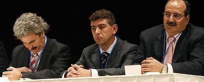 Los concejales de IU Alarico Rubio, Raúl Calle y José Castejón, durante el pleno municipal de Leganés.