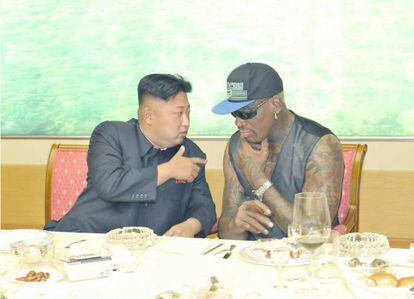 Kim Jong-un y Dennis Rodman durante una cena juntos en Pyongyang, el 7 de septiembre de 2013.
