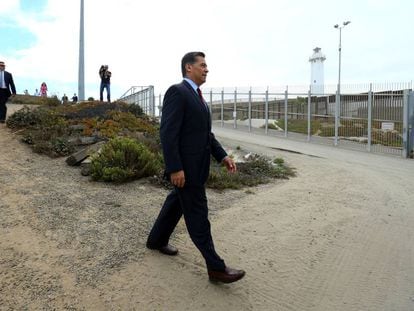 El fiscal general de California, Xavier Becerra, junto a la valla fronteriza en San Diego.