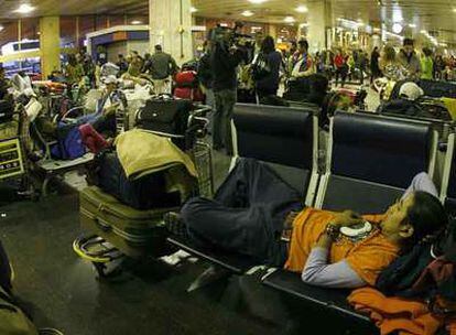 Pasajeros de Air Madrid, a la espera de un vuelo en el aeropuerto de Barajas, Madrid.