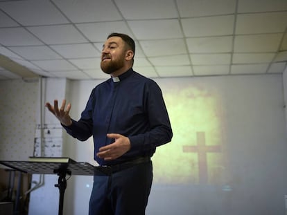 Andrii Shutkevych durante una misa religiosa.