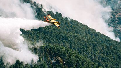 Un avión intenta apagar las llamas del incendio en Santa Cruz del Valle (Ávila) en una imagen tomada el sábado.