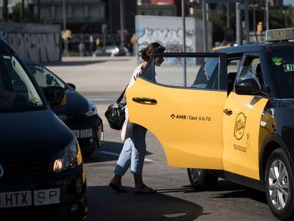 Una usuaria entra en un taxi en la estación de Sants. 

Foto: Gianluca Battista