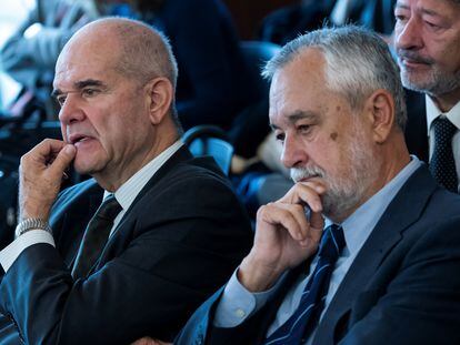Los expresidentes andaluces José Antonio Griñán (a la derecha) y Manuel Chaves, en la sala de la Audiencia de Sevilla durante el juicio del 'caso de los ERE', en noviembre de 2018.