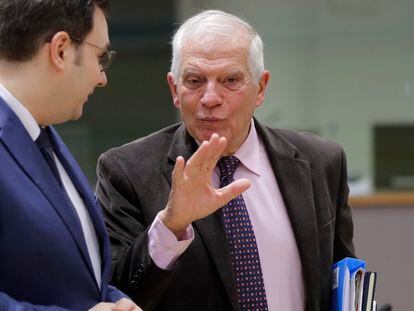 El alto representante para Política Exterior de la UE, Josep Borrell (derecha), conversa con el ministro de Exteriores checo, Jan Lipavsky, este lunes en Bruselas.