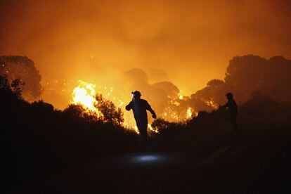Los bomberos pasan entre las llamas en Barranco Blanco, Coín.