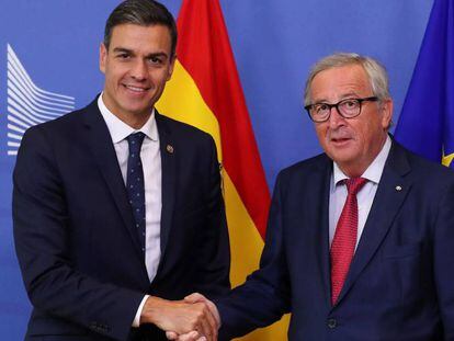 Pedro Sánchez estrecha la mano a Jean-Claude Juncker a su llegada a la Comisión Europea.