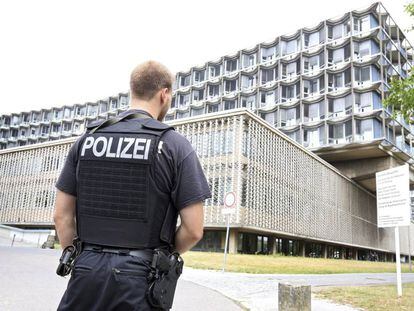 Un agente de policía vigila la entrada de un hospital en Alemania.