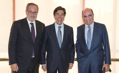El presidente de Sacyr, Manuel Manrique, entre los accionistas Demetrio Carceller y José Moreno, a la salida de la junta de accionistas de 2017.