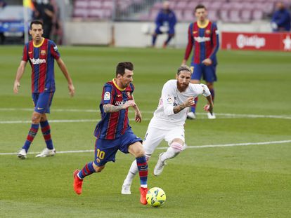 Messi y Ramos, en el clásico de la primera vuelta en el Camp Nou.