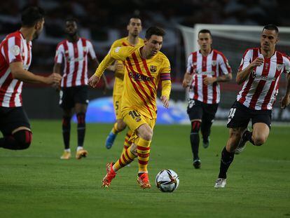 Messi se va de varios contrarios durante final de la Copa de Rey contra el Athletic en La Cartuja.