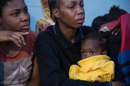 Migrantes africanos, que fueron rescatados por guardacostas libios, en Trípoli (Libia).